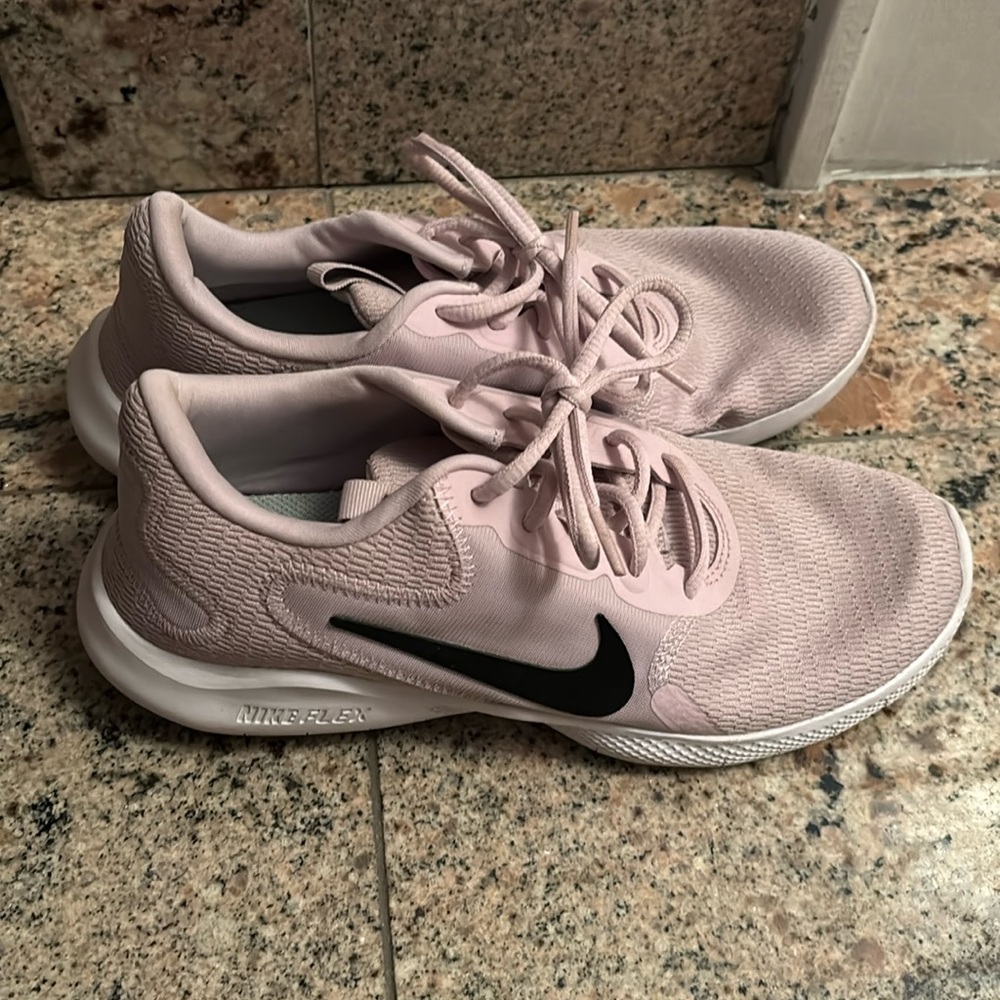 Nike women’s sneakers